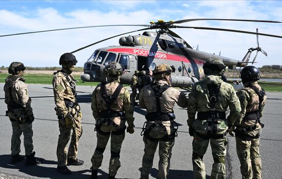 Занятия спецназа Росгвардии по беспарашютному десантированию с вертолета