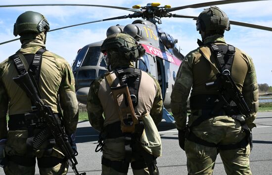 Занятия спецназа Росгвардии по беспарашютному десантированию с вертолета