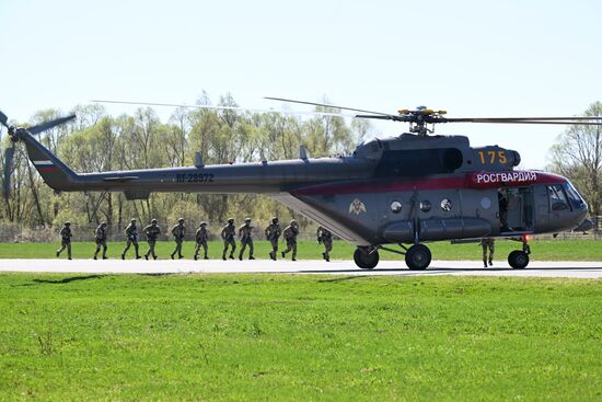 Занятия спецназа Росгвардии по беспарашютному десантированию с вертолета