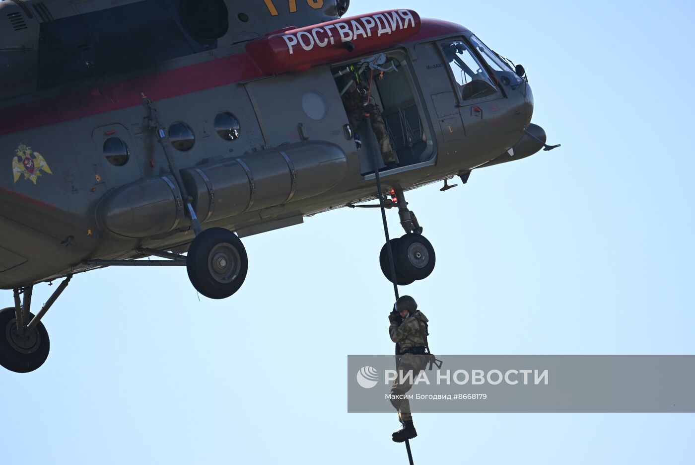 Занятия спецназа Росгвардии по беспарашютному десантированию с вертолета