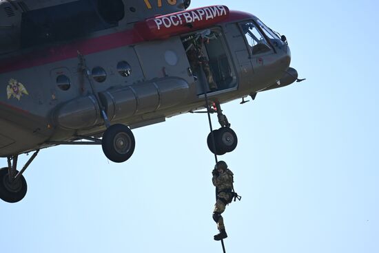 Занятия спецназа Росгвардии по беспарашютному десантированию с вертолета