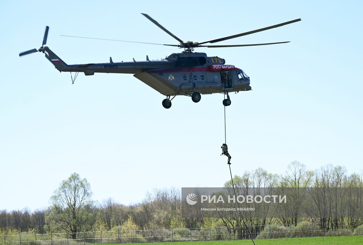 Занятия спецназа Росгвардии по беспарашютному десантированию с вертолета