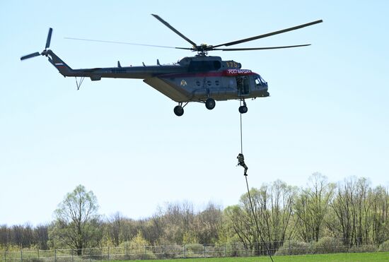 Занятия спецназа Росгвардии по беспарашютному десантированию с вертолета