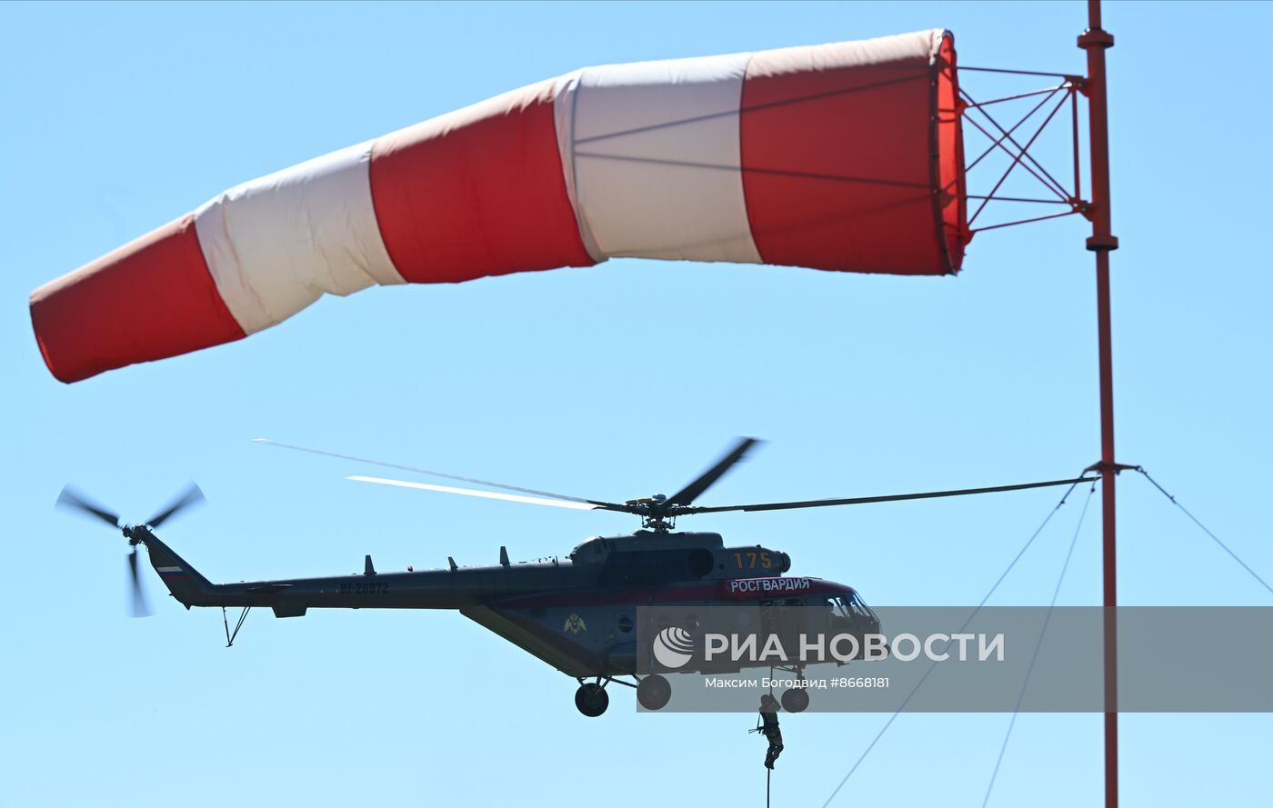 Занятия спецназа Росгвардии по беспарашютному десантированию с вертолета