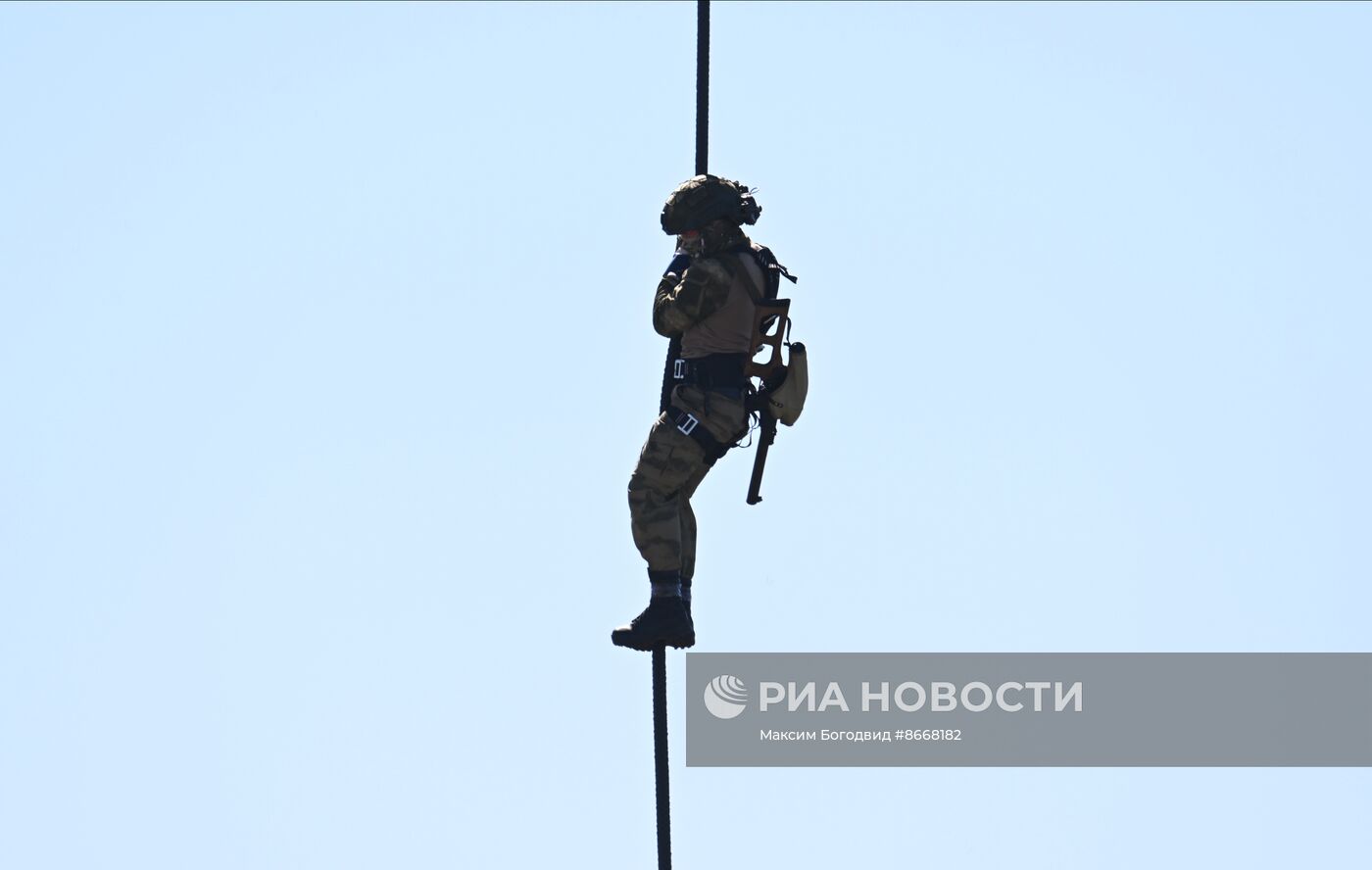 Занятия спецназа Росгвардии по беспарашютному десантированию с вертолета