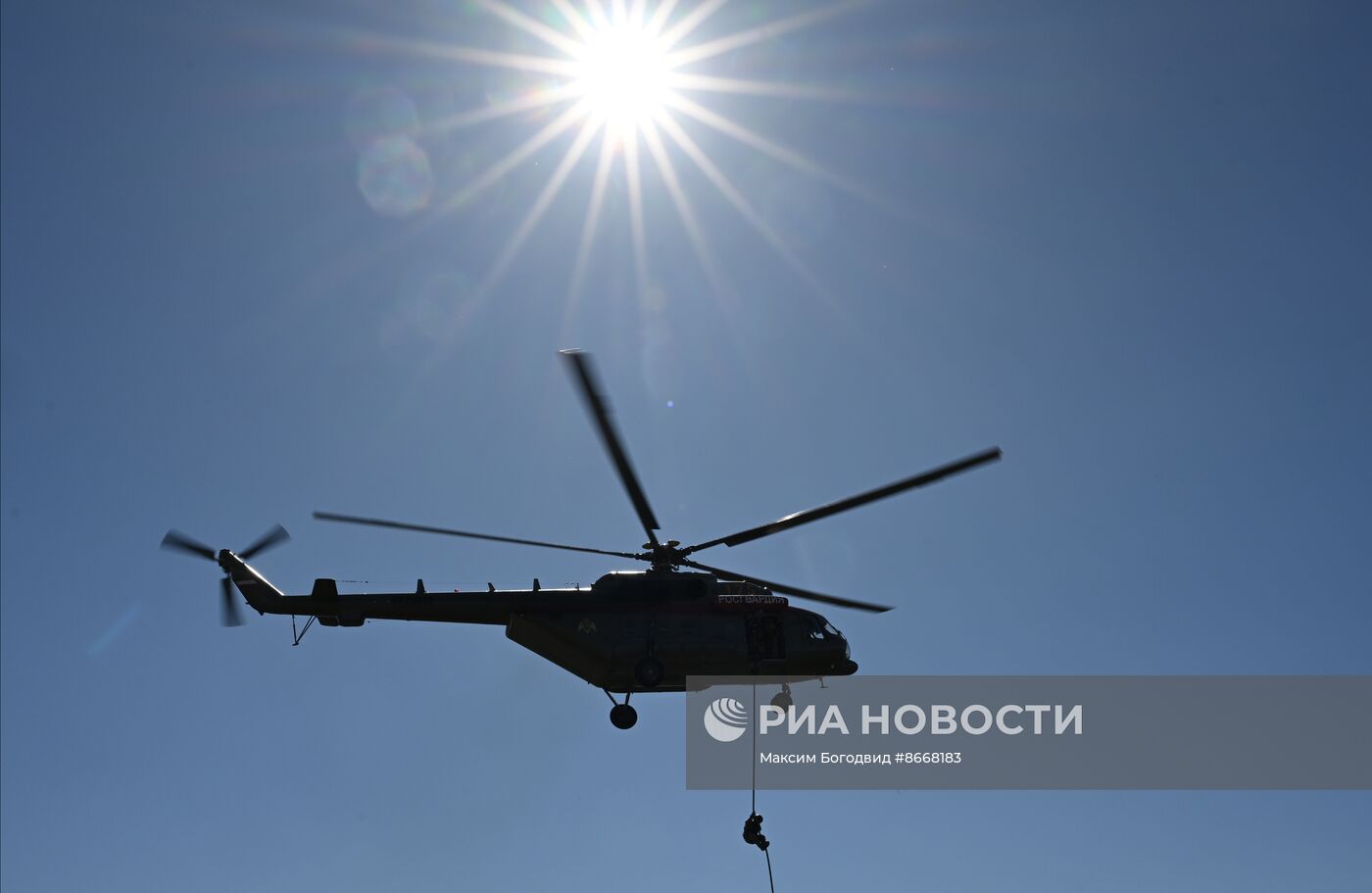 Занятия спецназа Росгвардии по беспарашютному десантированию с вертолета