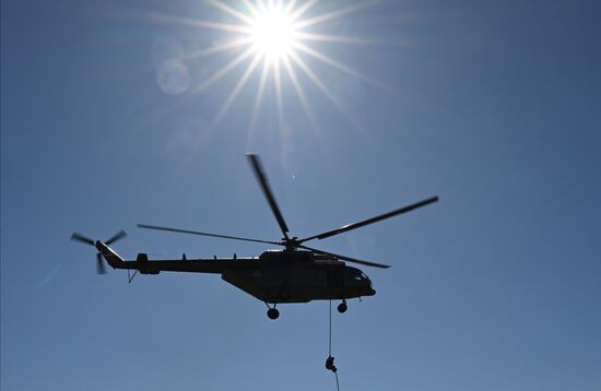 Занятия спецназа Росгвардии по беспарашютному десантированию с вертолета