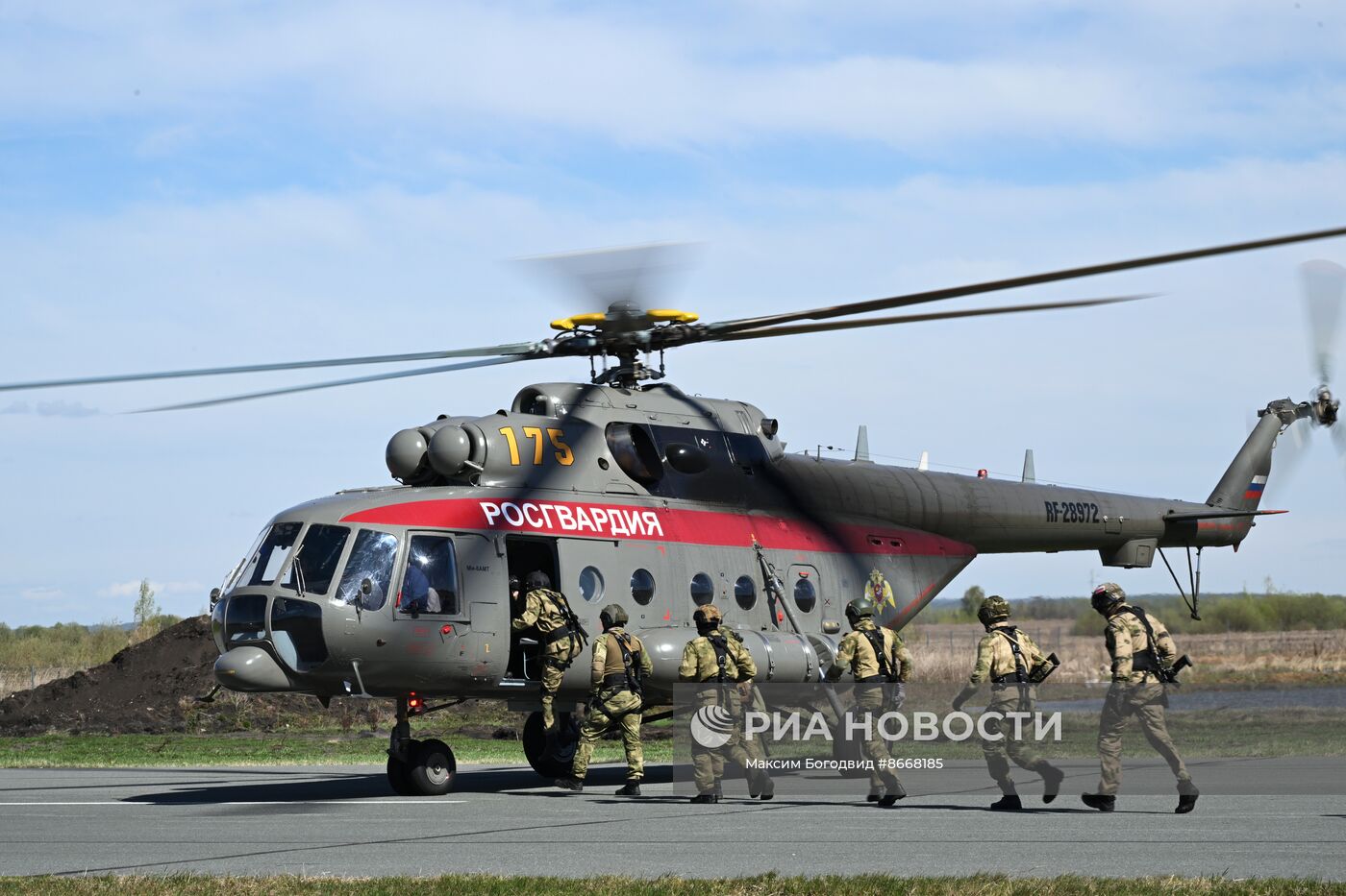 Занятия спецназа Росгвардии по беспарашютному десантированию с вертолета