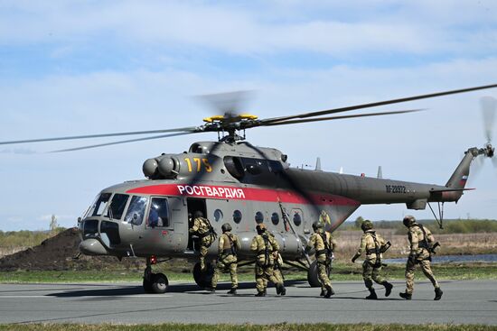 Занятия спецназа Росгвардии по беспарашютному десантированию с вертолета