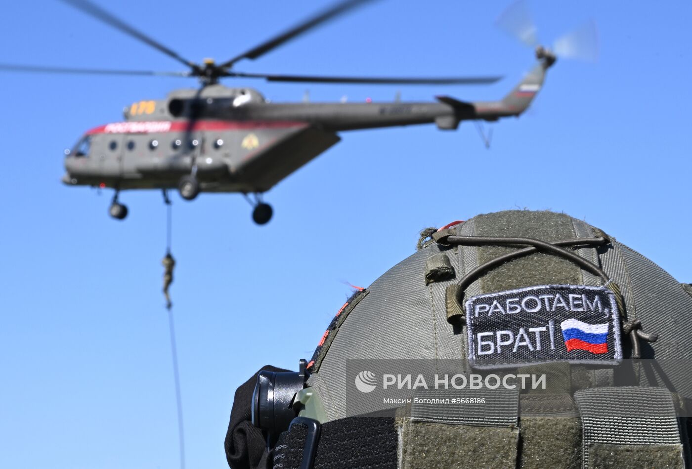 Занятия спецназа Росгвардии по беспарашютному десантированию с вертолета