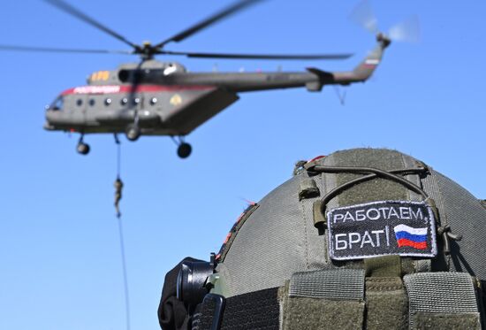 Занятия спецназа Росгвардии по беспарашютному десантированию с вертолета