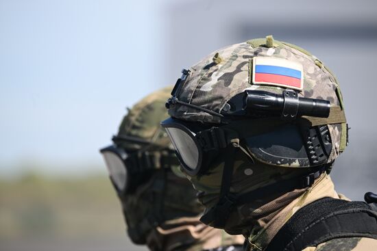 Занятия спецназа Росгвардии по беспарашютному десантированию с вертолета