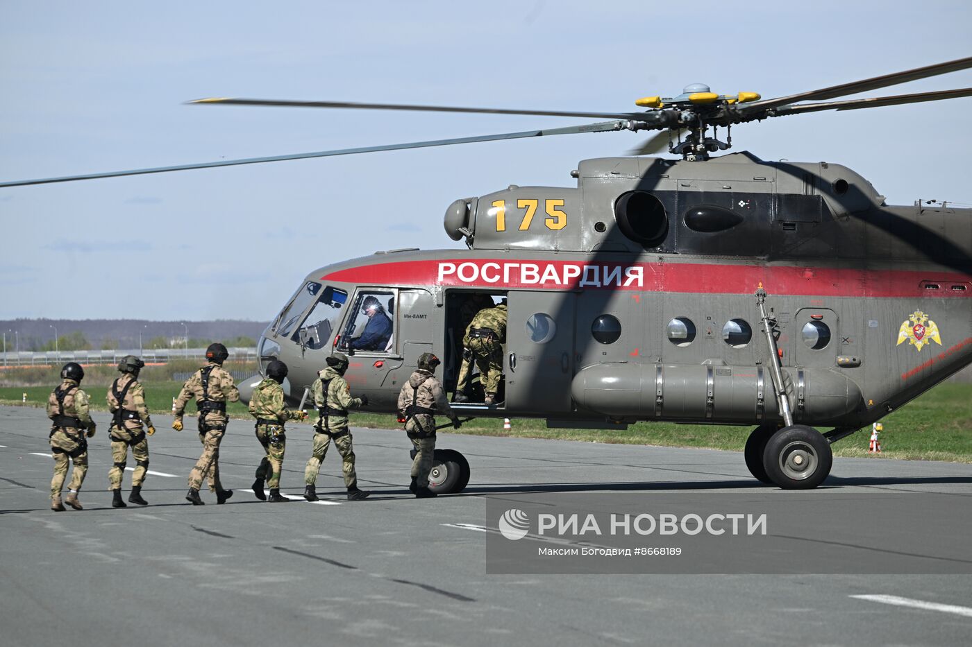 Занятия спецназа Росгвардии по беспарашютному десантированию с вертолета