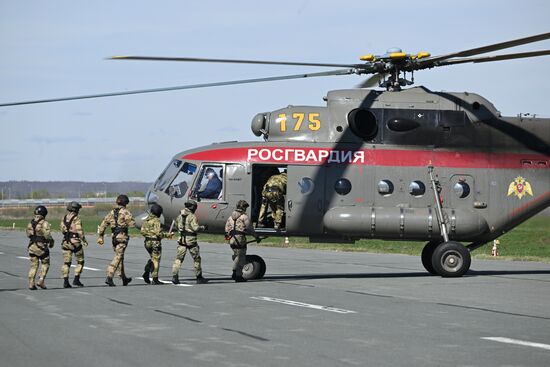 Занятия спецназа Росгвардии по беспарашютному десантированию с вертолета