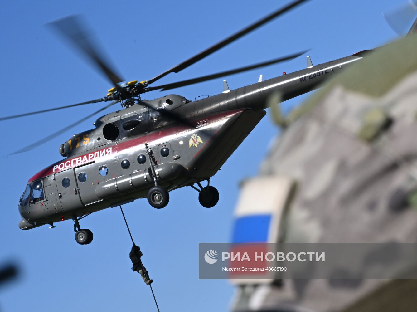 Занятия спецназа Росгвардии по беспарашютному десантированию с вертолета