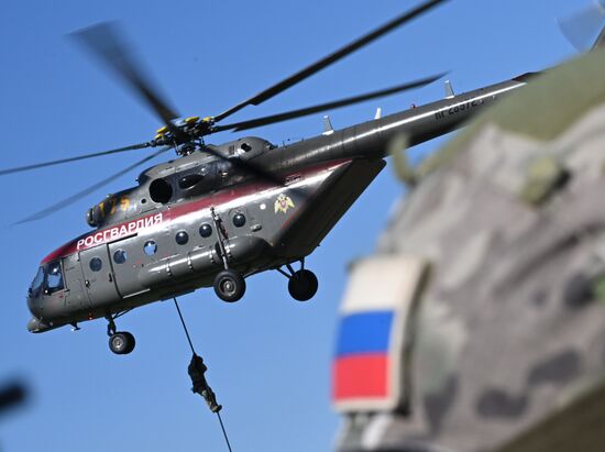 Занятия спецназа Росгвардии по беспарашютному десантированию с вертолета