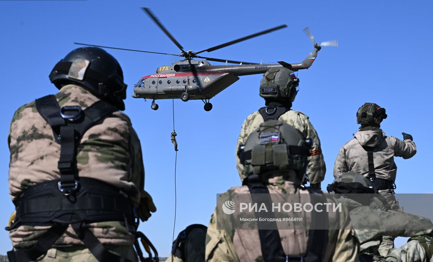 Занятия спецназа Росгвардии по беспарашютному десантированию с вертолета