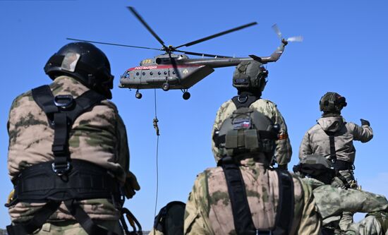 Занятия спецназа Росгвардии по беспарашютному десантированию с вертолета