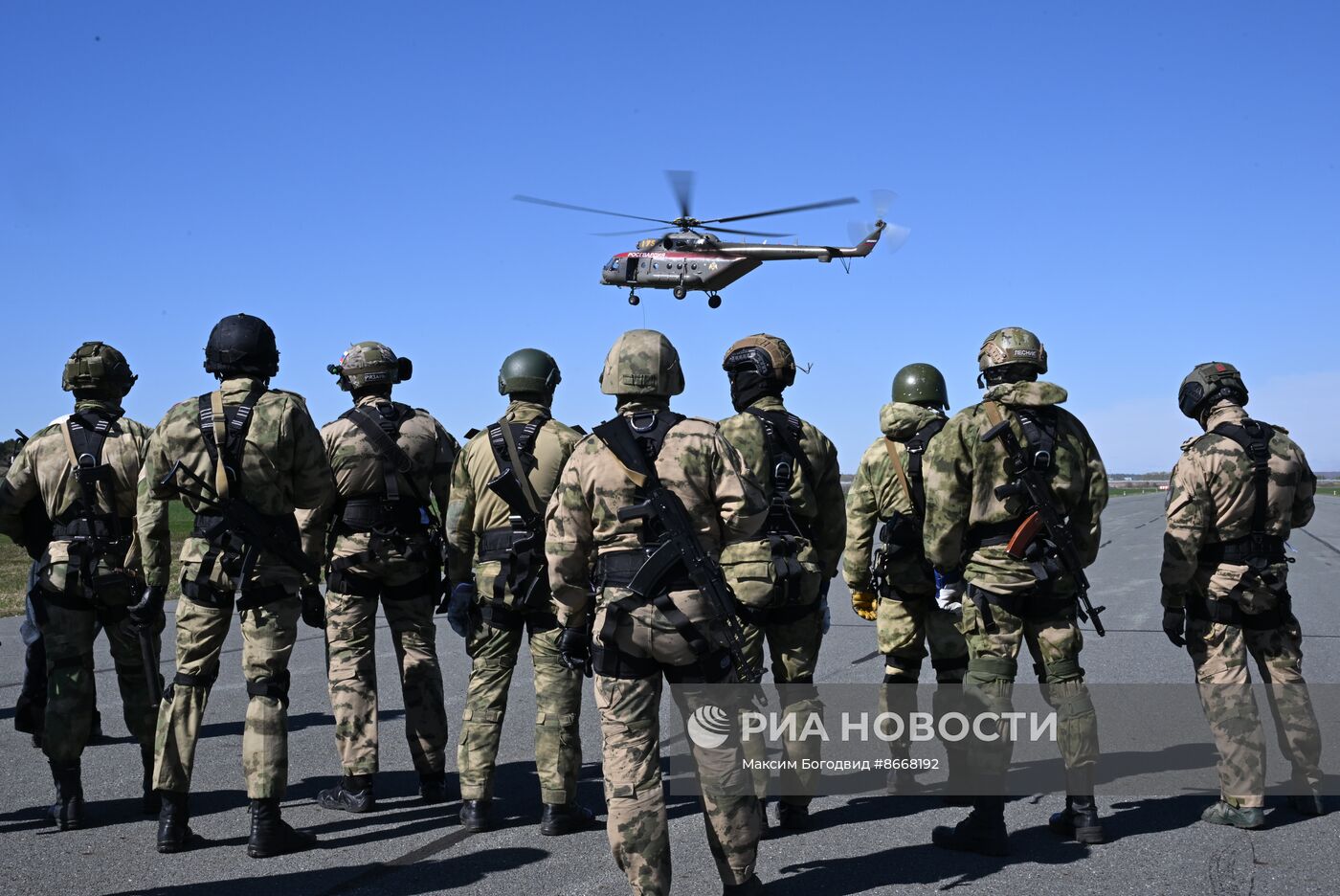 Занятия спецназа Росгвардии по беспарашютному десантированию с вертолета