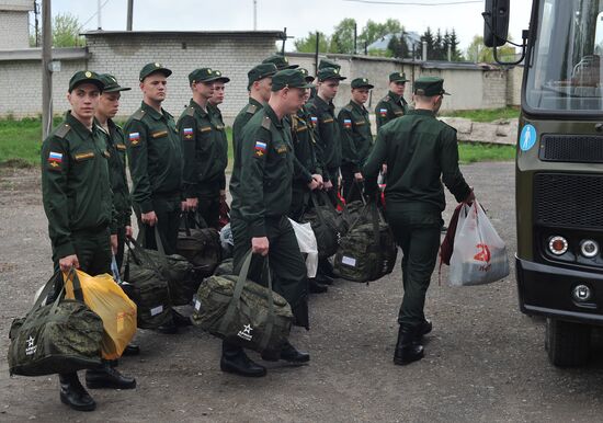 Отправка призывников на службу в ВС РФ