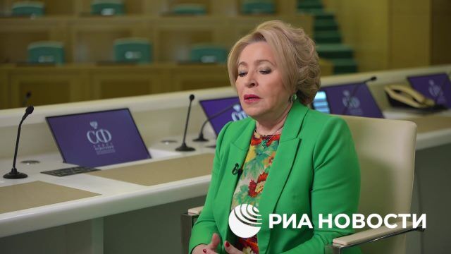 Матвиенко: в России должно стать модным и престижным иметь двух-трех и более детей