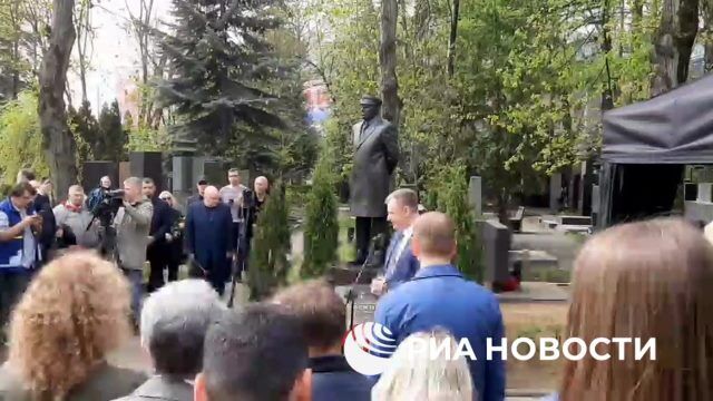 Члены ЛДПР во главе с Леонидом Слуцким почтили память Владимира Жириновского
