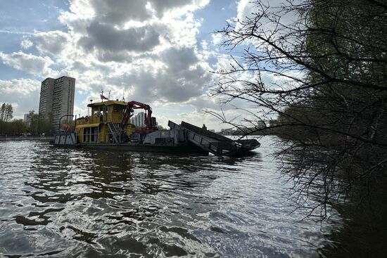 Работы по очистке Москвы-реки от мусора