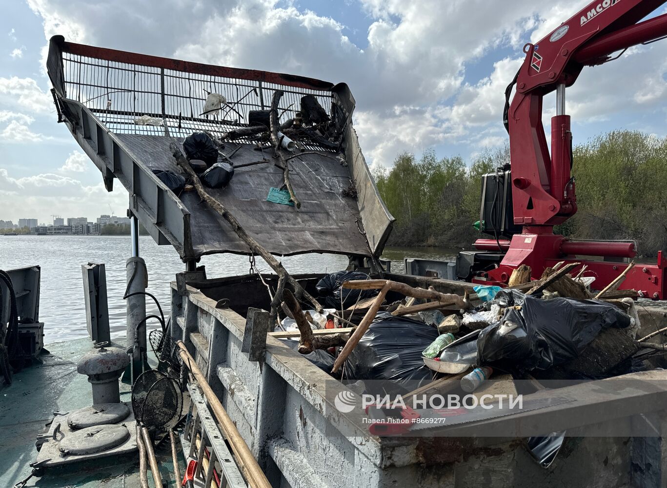 Работы по очистке Москвы-реки от мусора