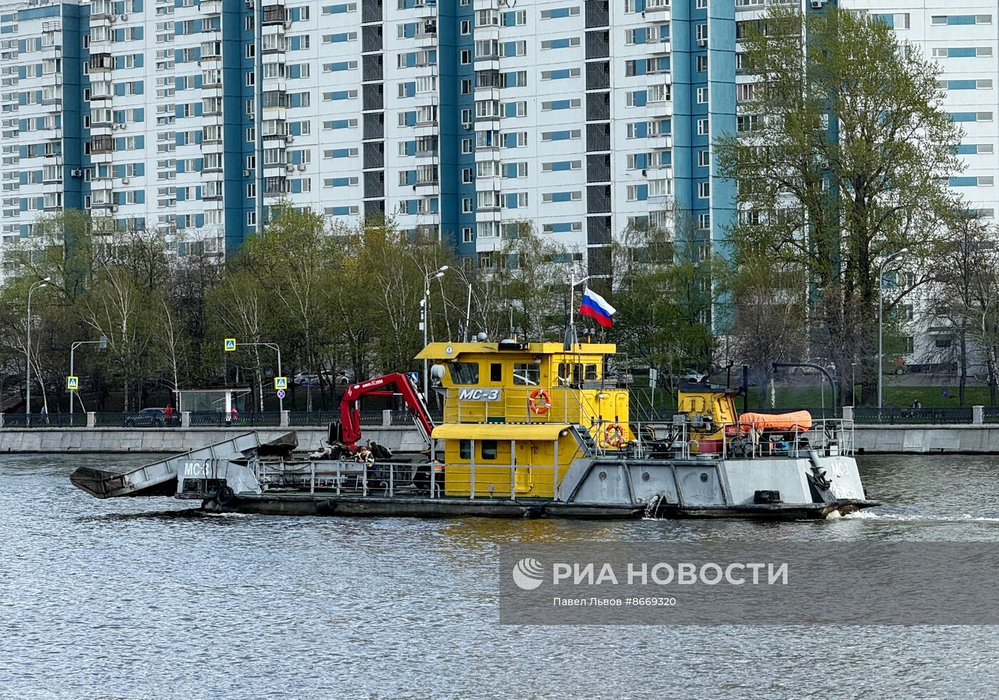 Работы по очистке Москвы-реки от мусора