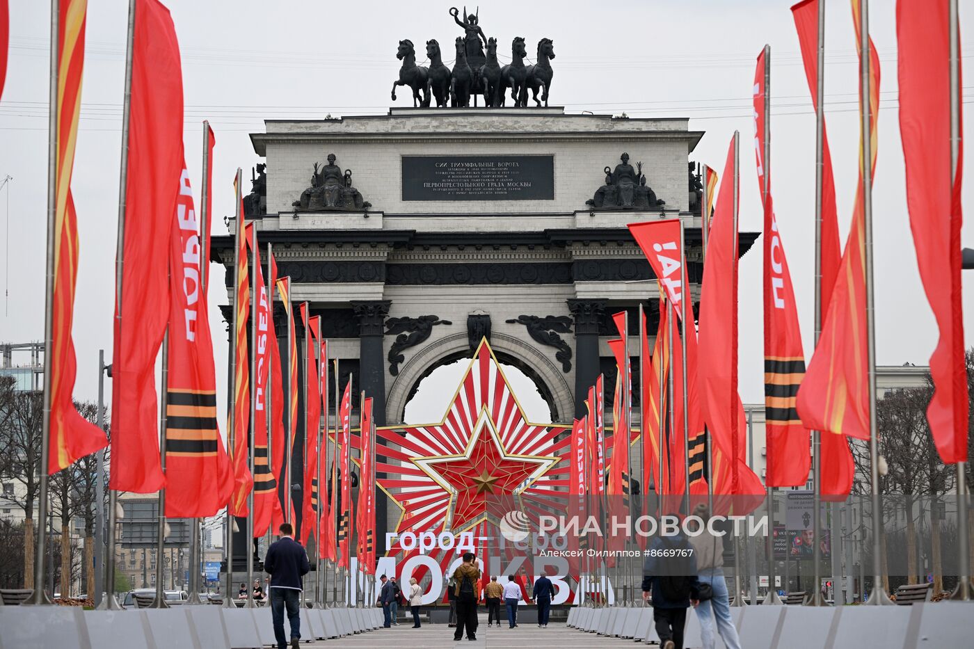 Праздничное оформление Москвы к Дню Победы