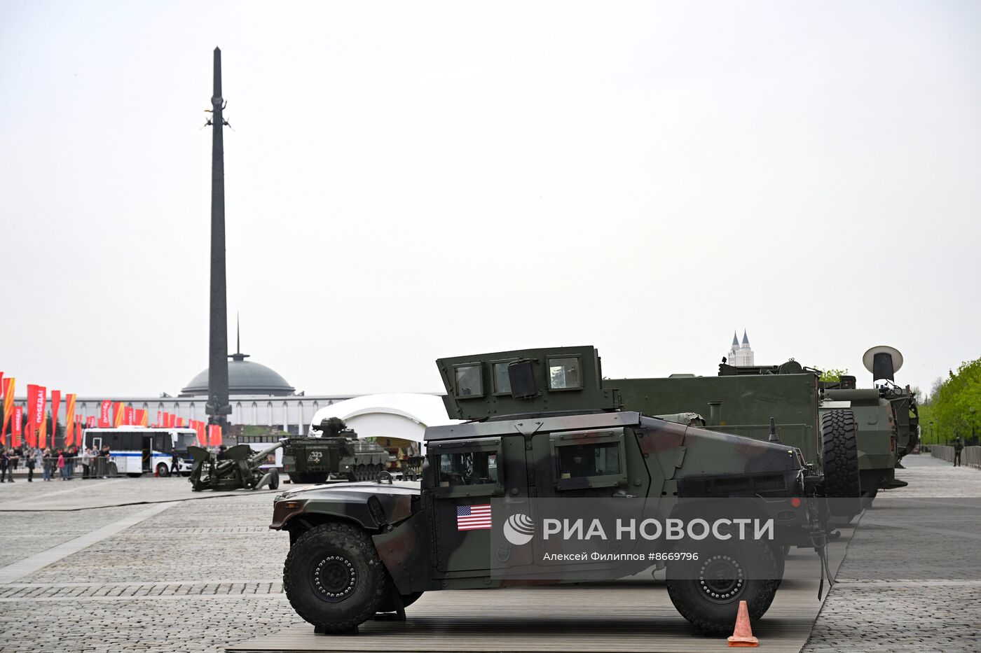 Подготовка к выставке трофейного вооружения и техники на Поклонной горе