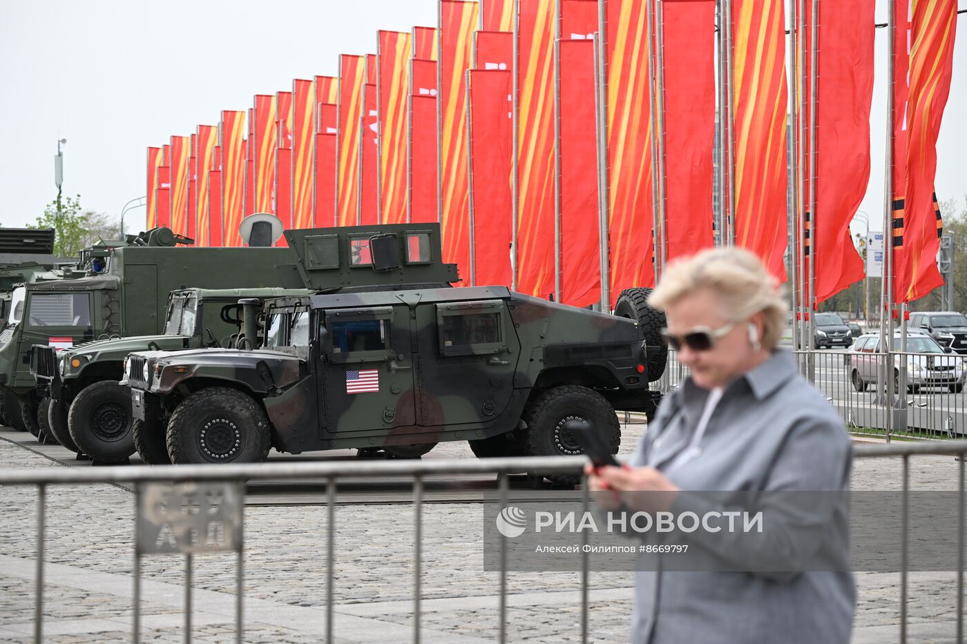 Подготовка к выставке трофейного вооружения и техники на Поклонной горе