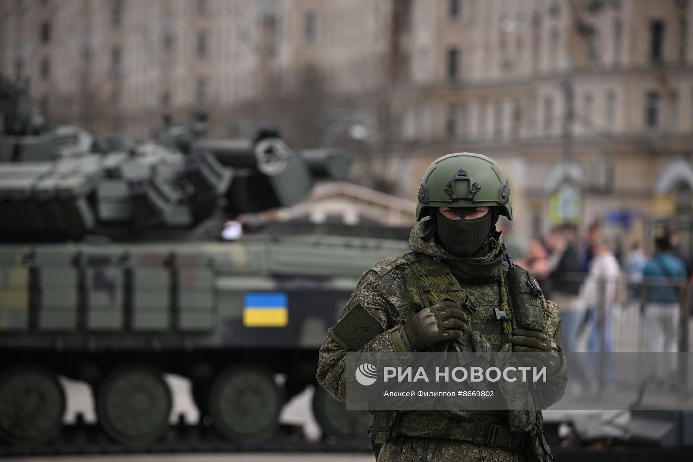 Подготовка к выставке трофейного вооружения и техники на Поклонной горе