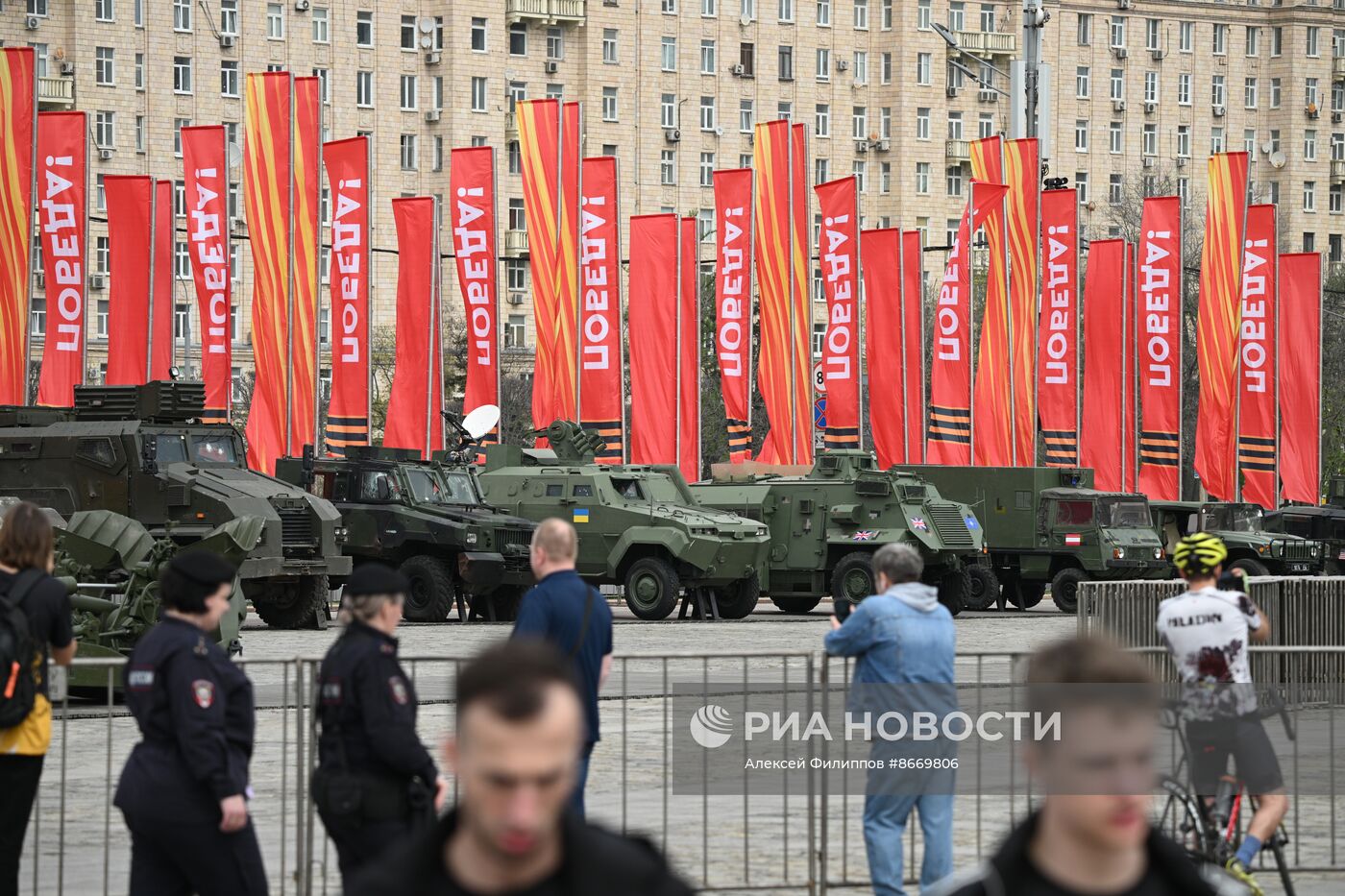 Подготовка к выставке трофейного вооружения и техники на Поклонной горе
