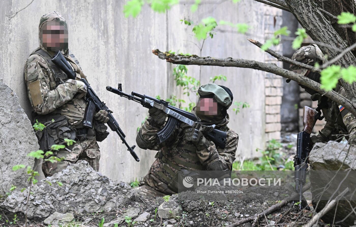 Занятия на курсах ЦСТ НВП  "Рокот" для добровольцев и контрактников