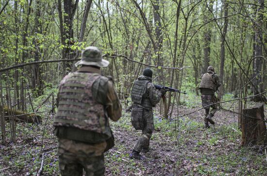 Занятия на курсах ЦСТ НВП  "Рокот" для добровольцев и контрактников