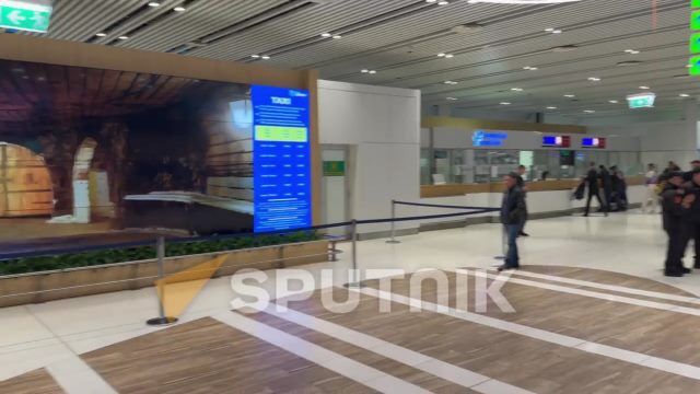 В зале прилёта аэропорта Кишинева заметно много встречающих Евгению Гуцул