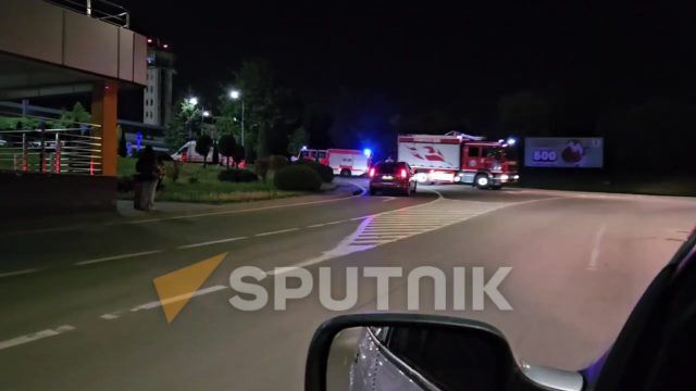 Машины специализированных служб уезжают от здания аэропорта Кишинева после "ложного сообщения о бомбе"