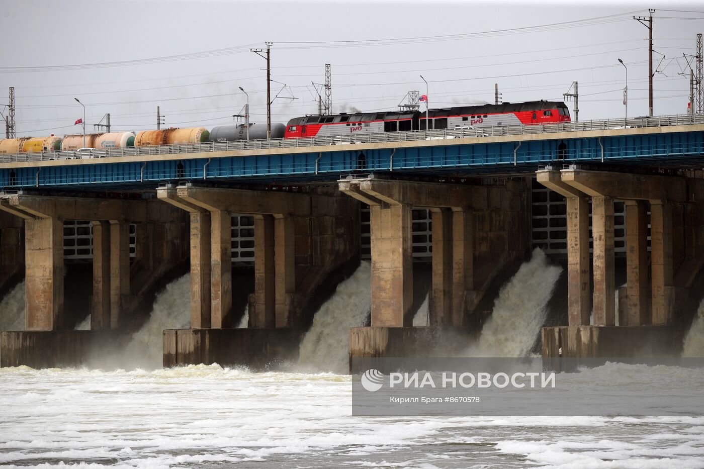 Сброс воды на Волжской ГЭС