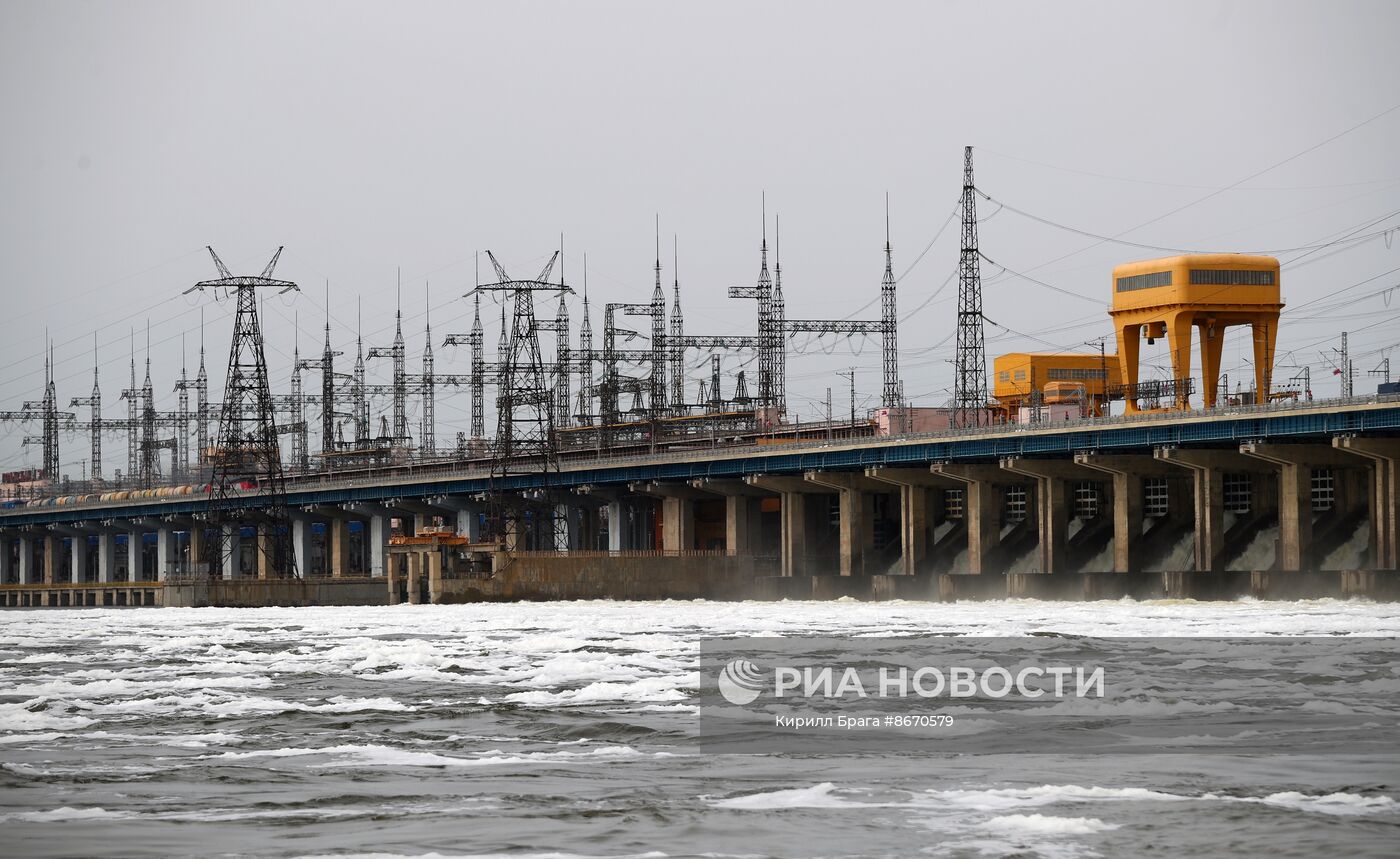 Сброс воды на Волжской ГЭС
