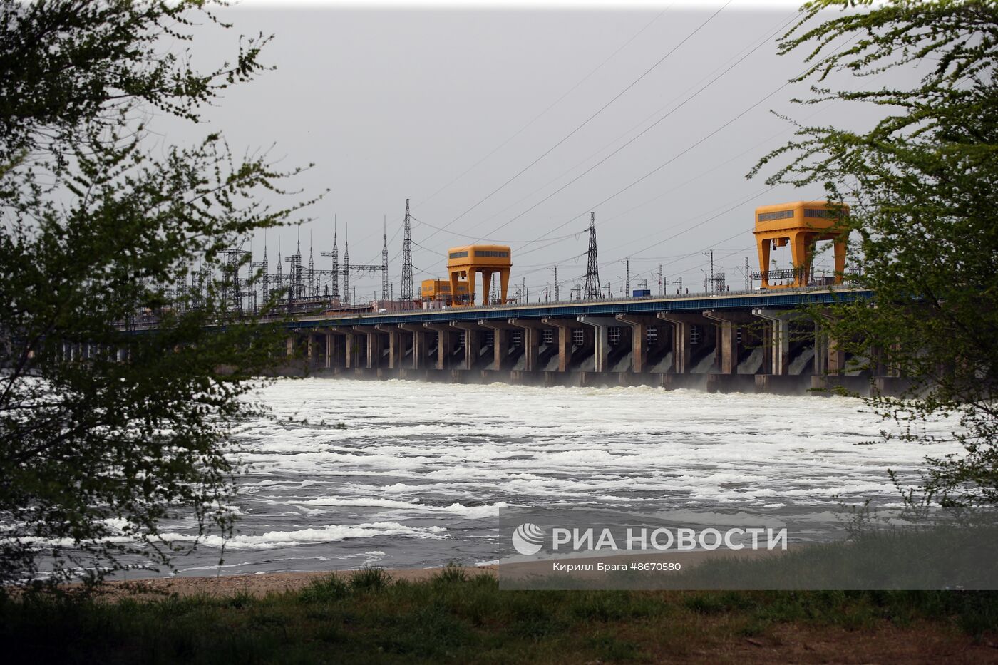 Сброс воды на Волжской ГЭС