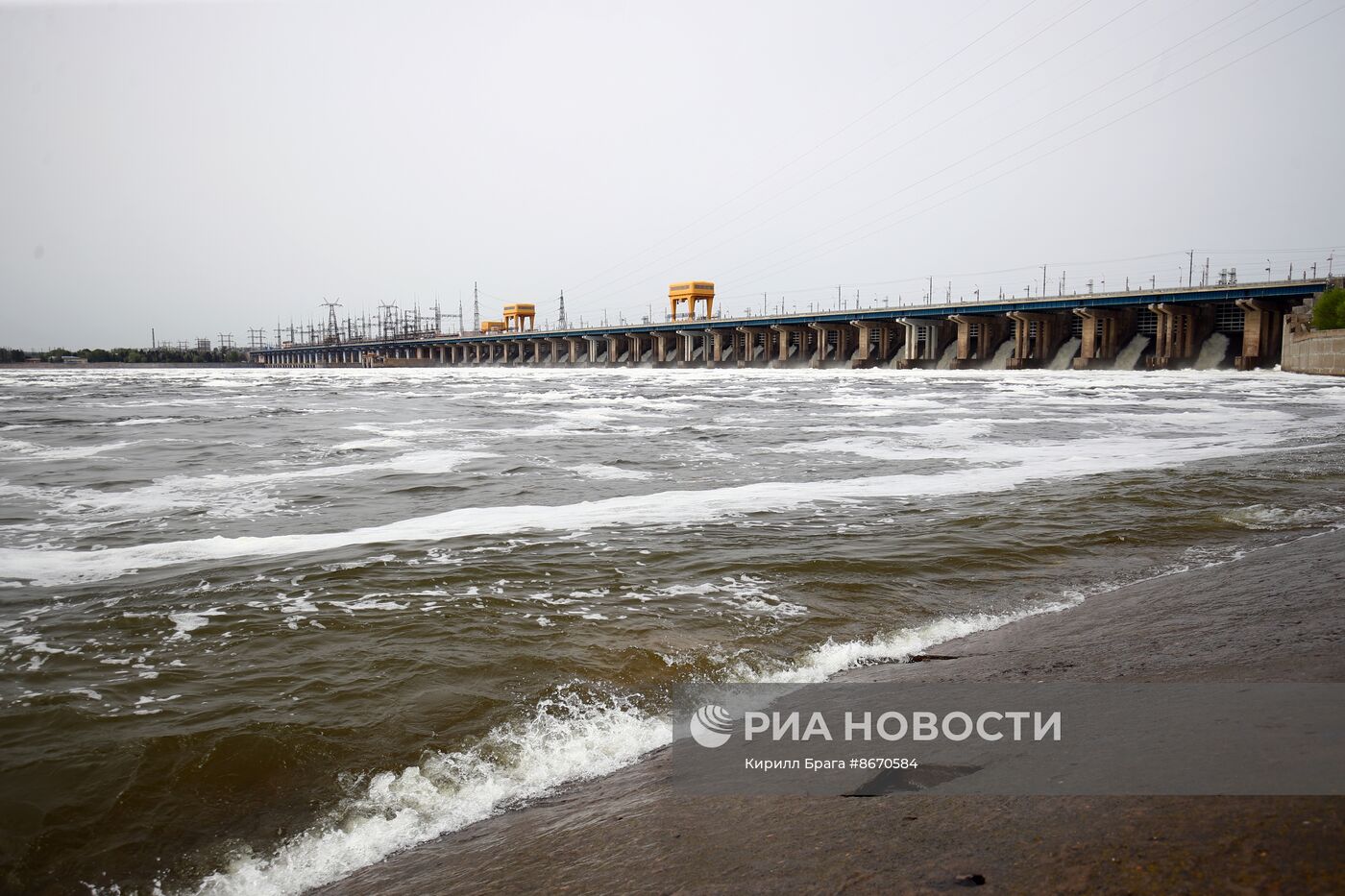 Сброс воды на Волжской ГЭС