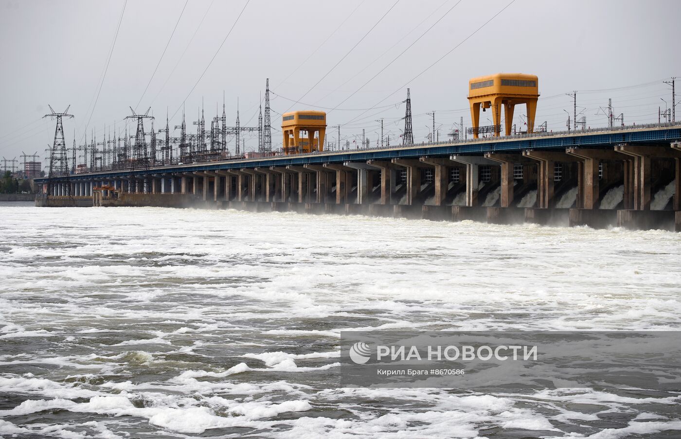 Сброс воды на Волжской ГЭС