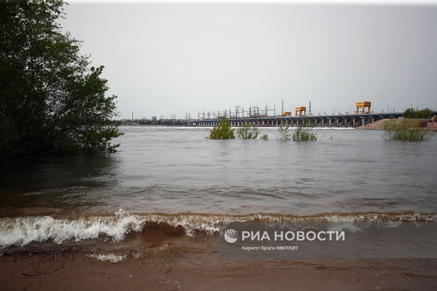 Сброс воды на Волжской ГЭС