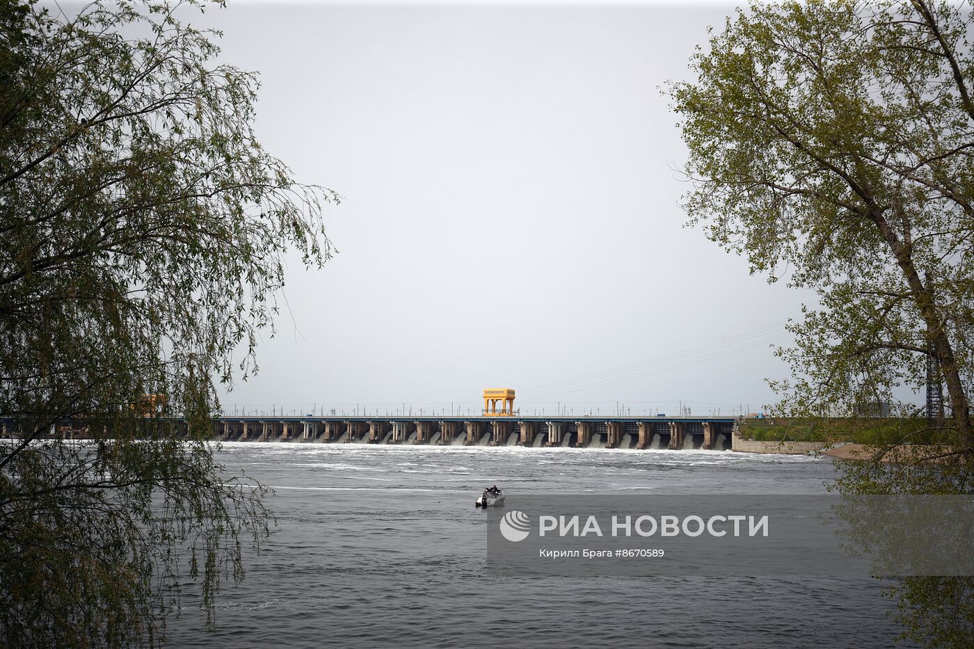 Сброс воды на Волжской ГЭС