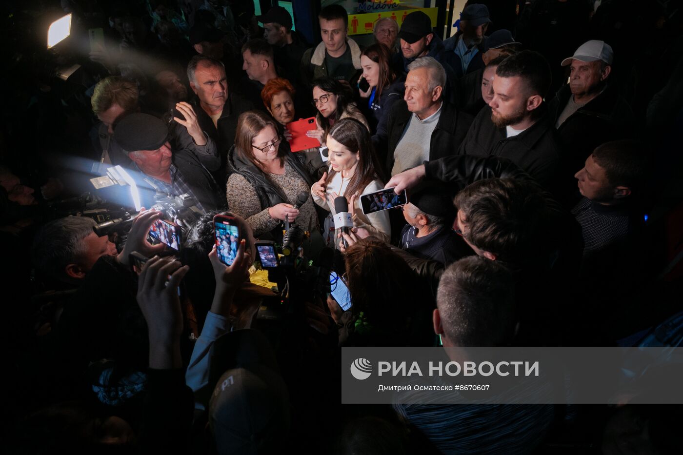 Встреча главы Гагаузии Евгении Гуцул в аэропорту Кишинева