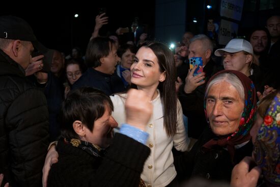 Встреча главы Гагаузии Евгении Гуцул в аэропорту Кишинева