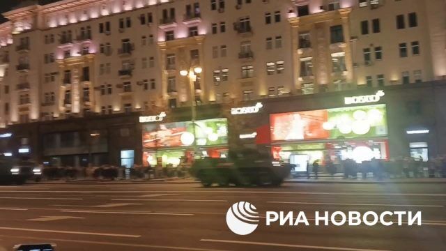 Военная техника на улицах Москвы в рамках репетиции парада Победы