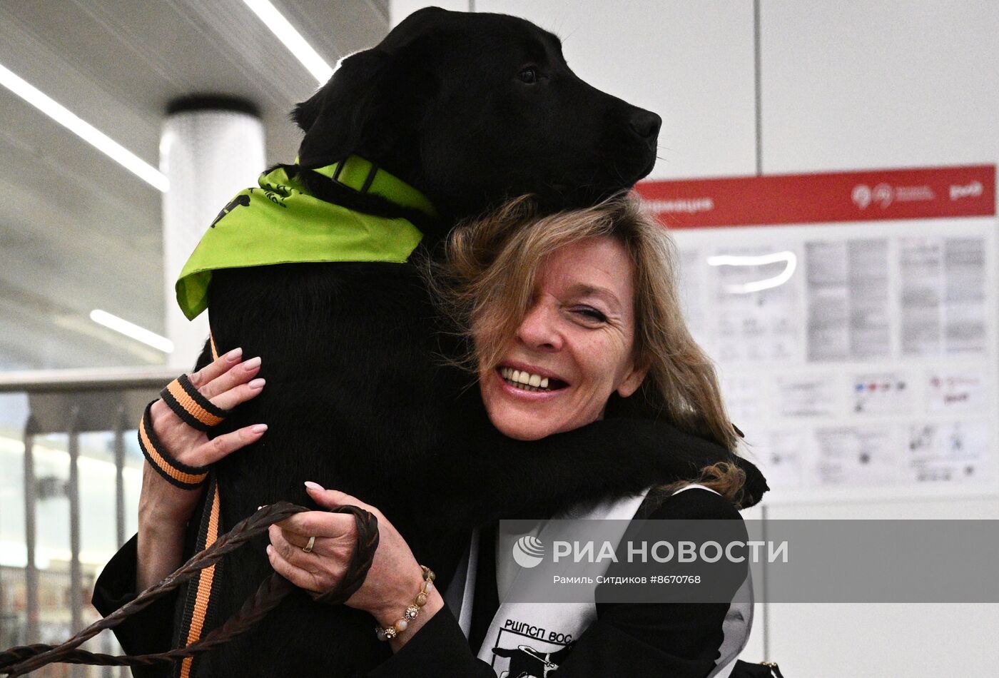 Показательное выступление собак-проводников в московском метро