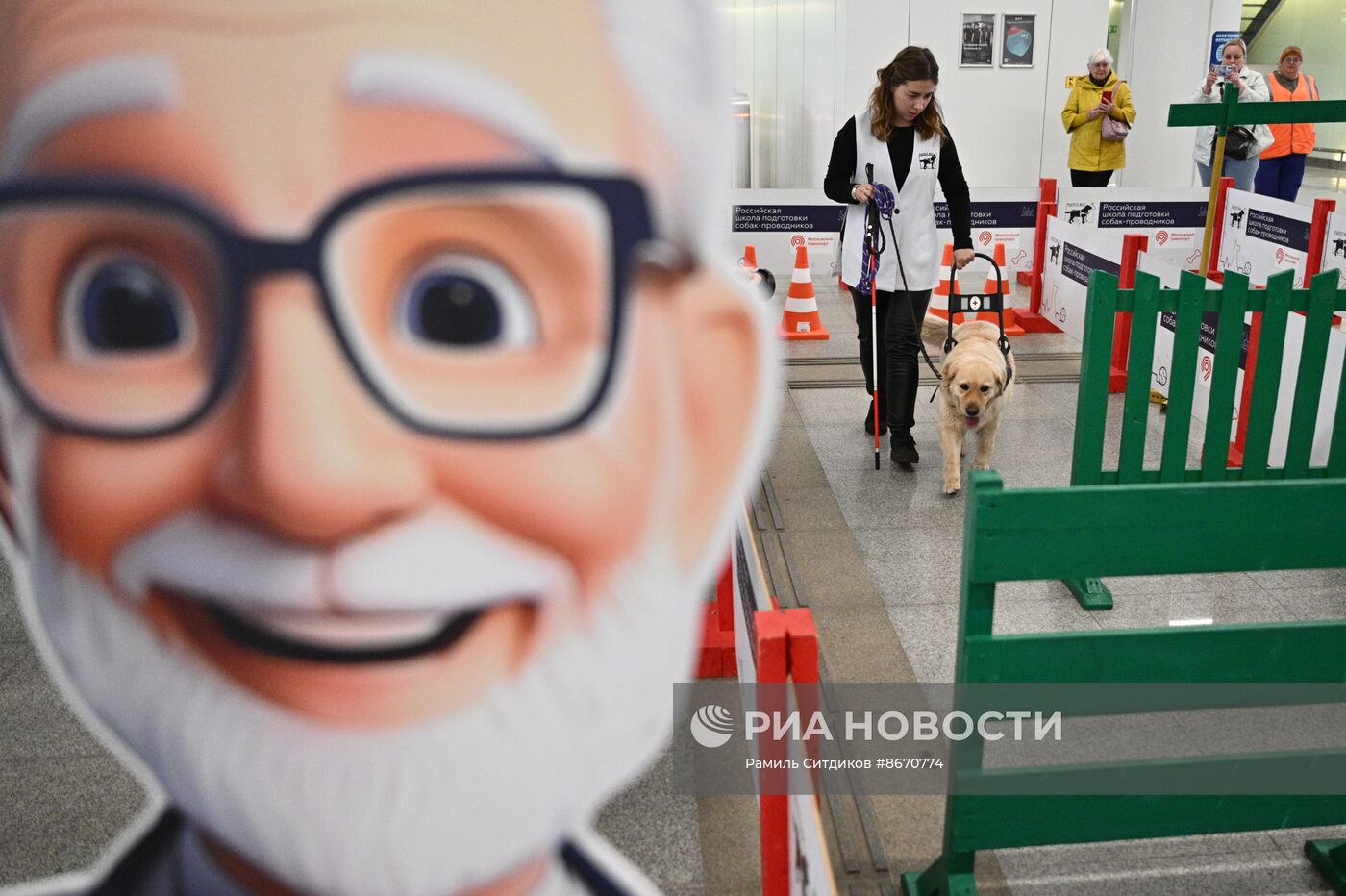 Показательное выступление собак-проводников в московском метро